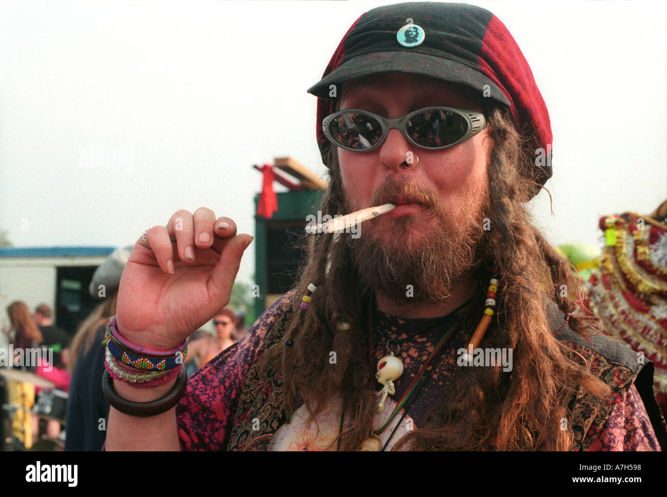 Fumer un gros joint de cannabis annuel festival à Londres. Banque D'Images