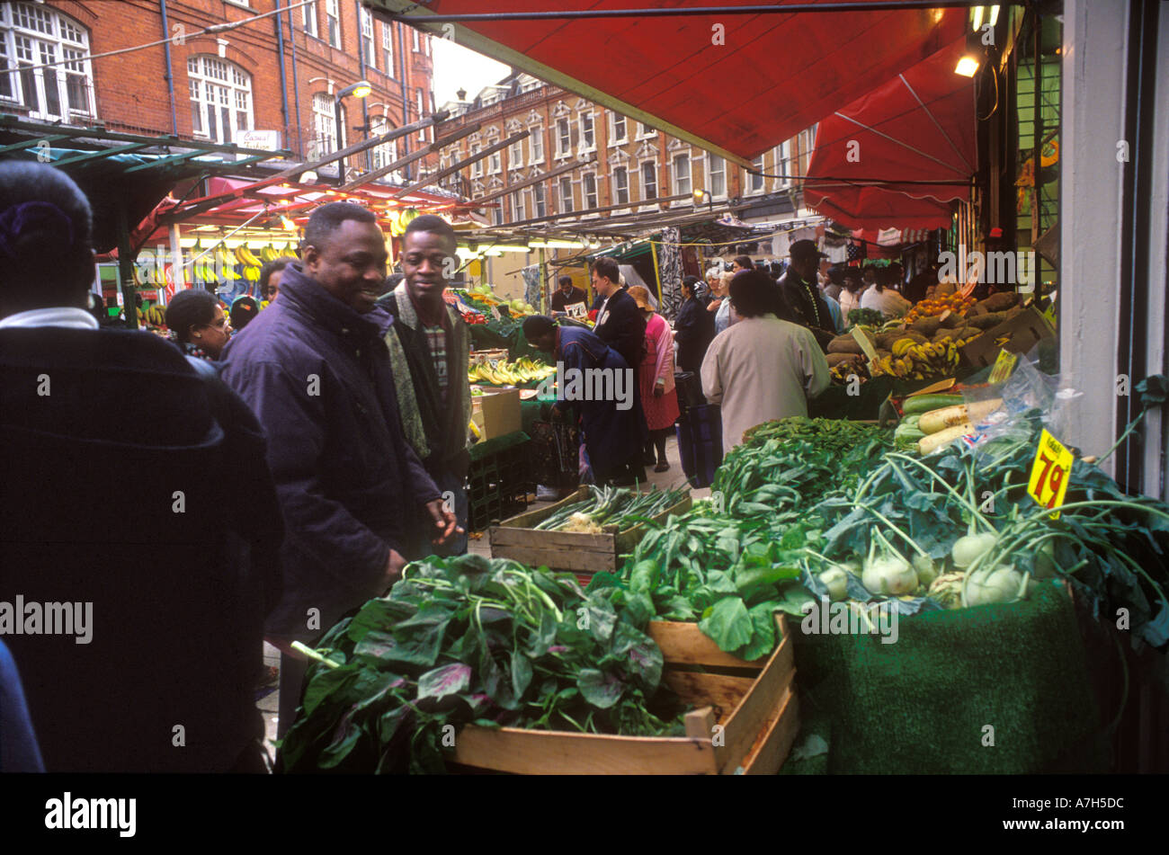 Marché de Brixton Electric Lane South London dispose d'un large éventail de groupes ethniques des Caraïbes et inhabituelle dans le secteur des fruits et légumes. Banque D'Images
