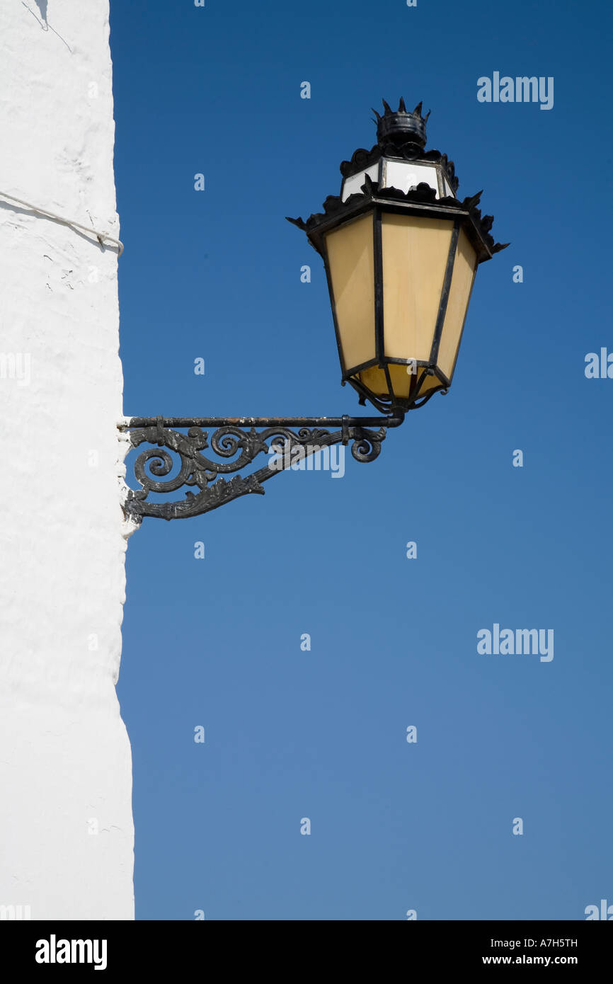 La lumière sur la rue défiler le support sur le mur Salobrena Costa del Sol Espagne Banque D'Images