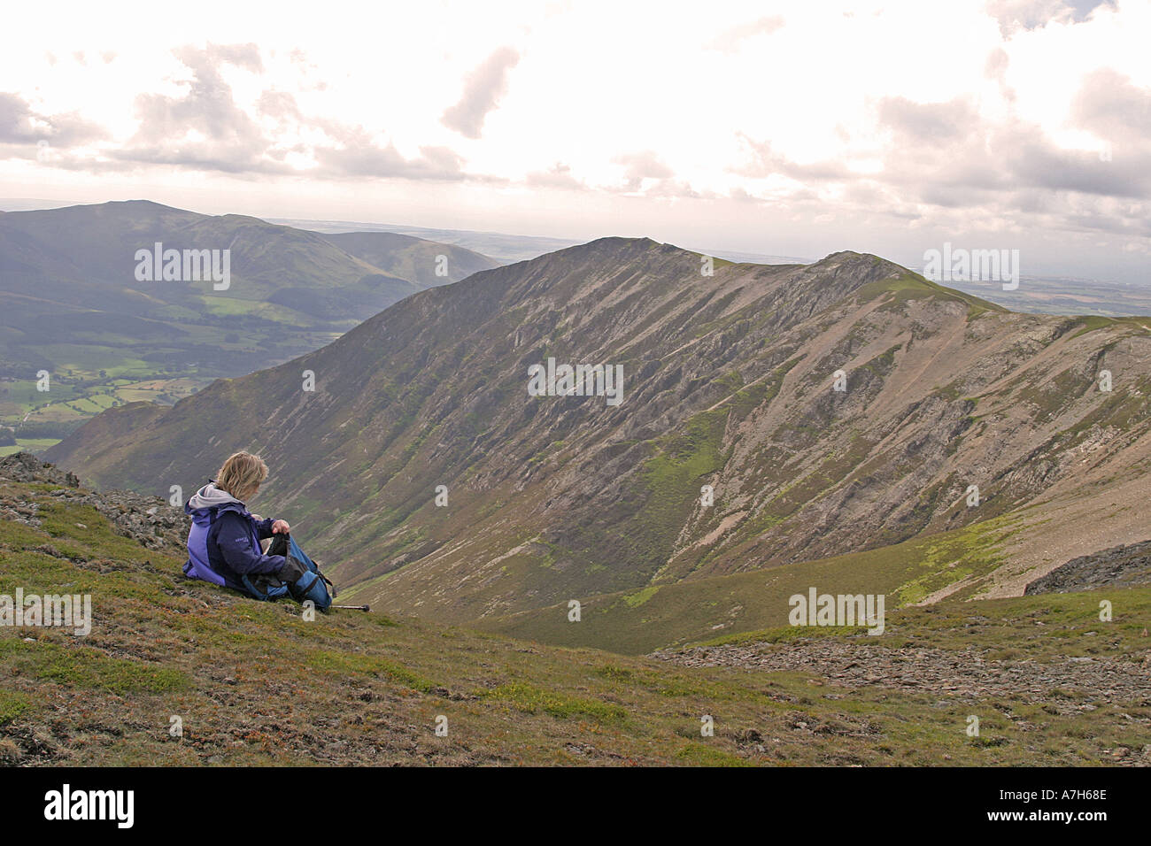 Walker assis sur mountain Banque D'Images