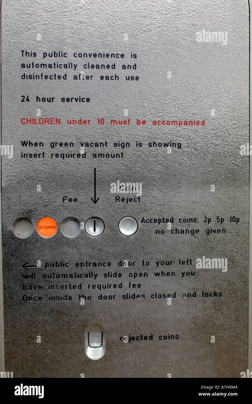 L'instruction d'experts sur l'auto-nettoyage automatique un WC WC publics Banque D'Images