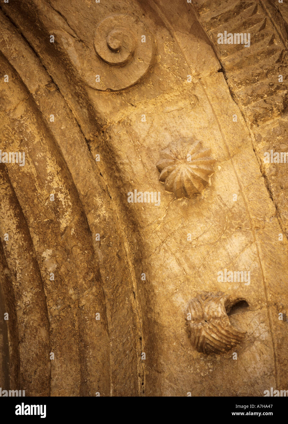 Sculptures de visages ci-dessus d'une porte pour l'église romane dans le village de Llo dans les Pyrénées Orientales, France Banque D'Images