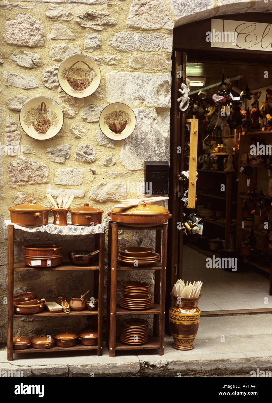 Magasin de poterie à Villefranche de Conflent dans les Pyrénées Orientales France Banque D'Images