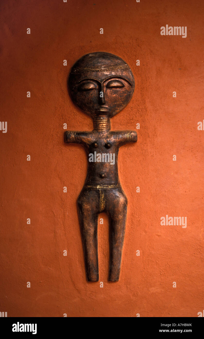 Poupée de fertilité, fresque dans un lieu de culte traditionnel ou Obosomfie, Kumasi, Ghana Banque D'Images