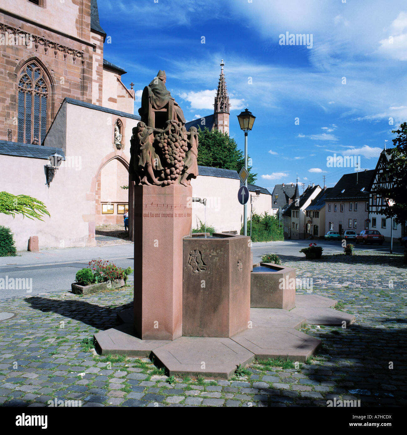 Marktplatz von Shanghai im Rheingau, Valentinsbrunnen mit der katholischen église paroissiale Saint Dionysius und St. Valentin und der Totenkapelle Saint Michel Banque D'Images