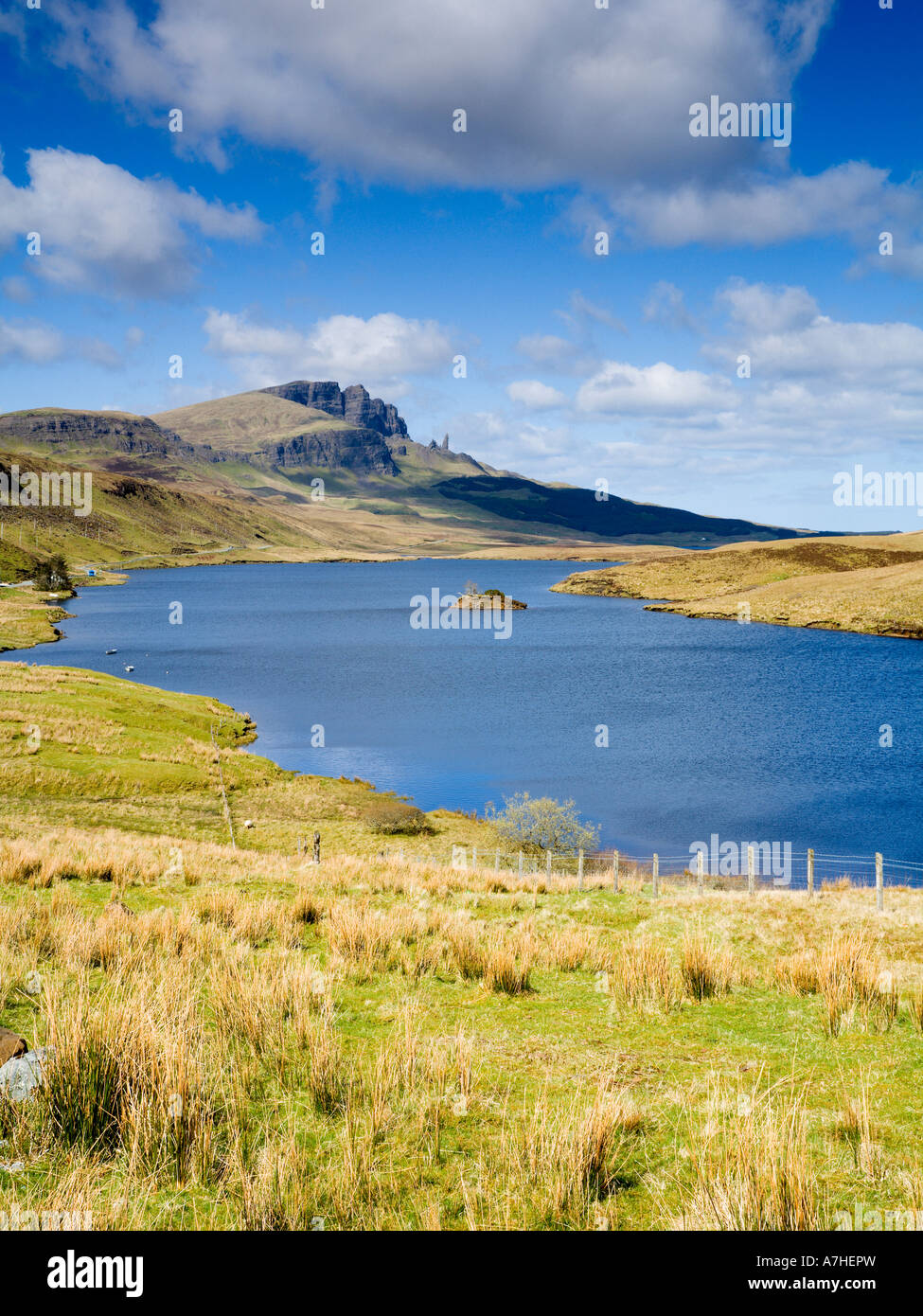 Vue sur le Loch Fada vers le vieil homme de Storr Trotternish Skye Ecosse Banque D'Images
