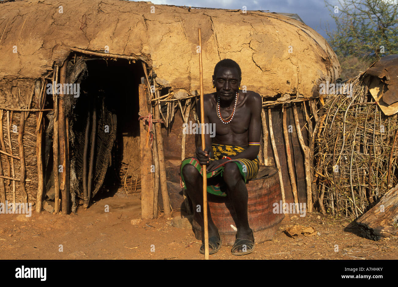 Samburu l'homme en face de sa ferme près de la réserve nationale de Samburu, Kenya Banque D'Images