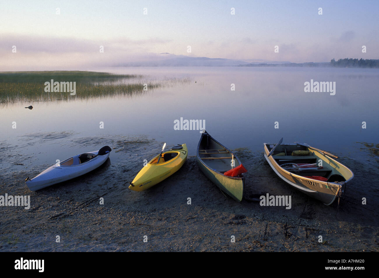 Amérique du Nord, nous, moi, bateaux sur la rive de Webb Lake près de Mt. Blue State Park. La Forêt du Nord. Banque D'Images