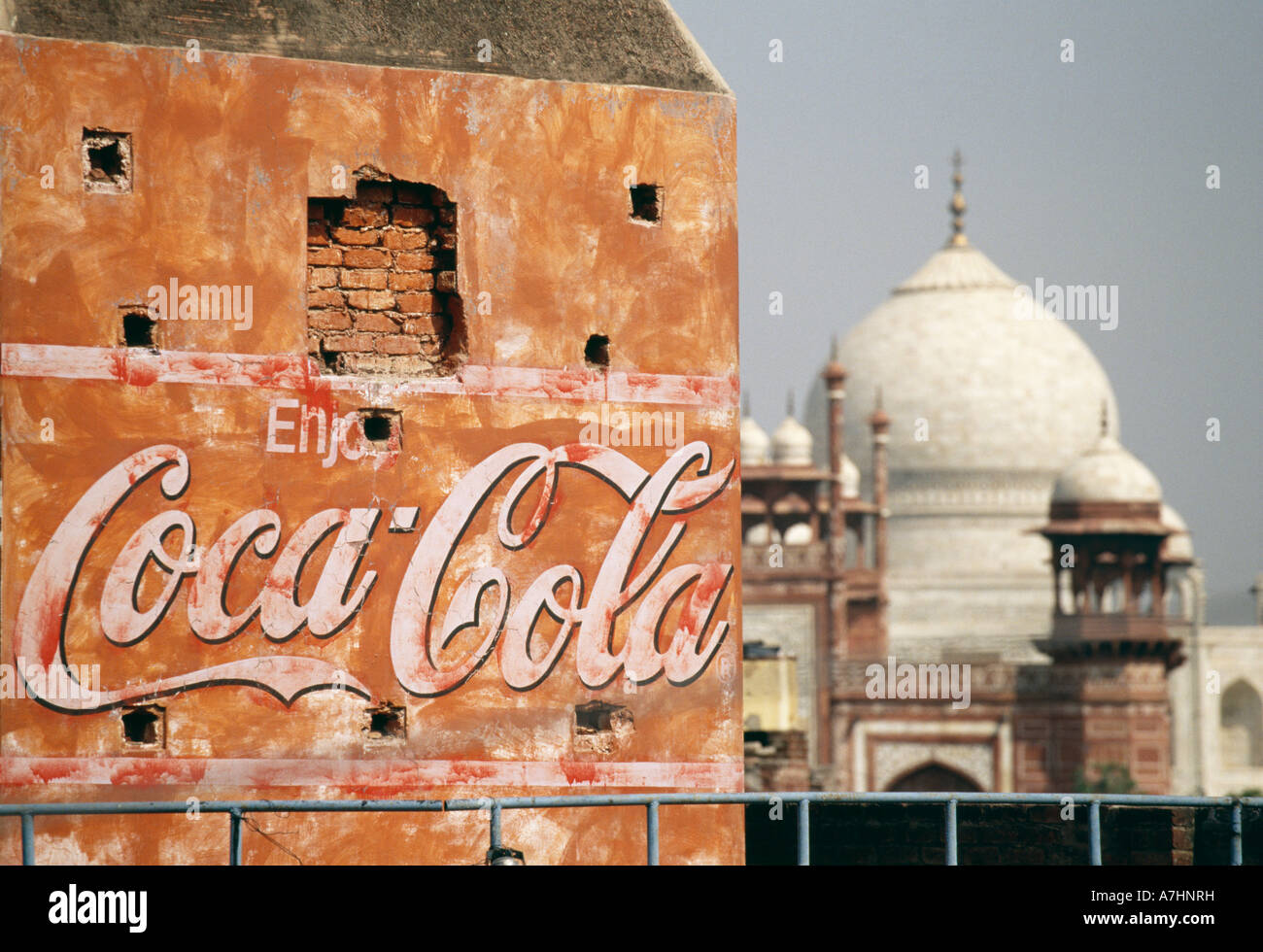 Un Coca Cola billboard sur un vieux bâtiment et usé avec le Taj Mahal Banque D'Images