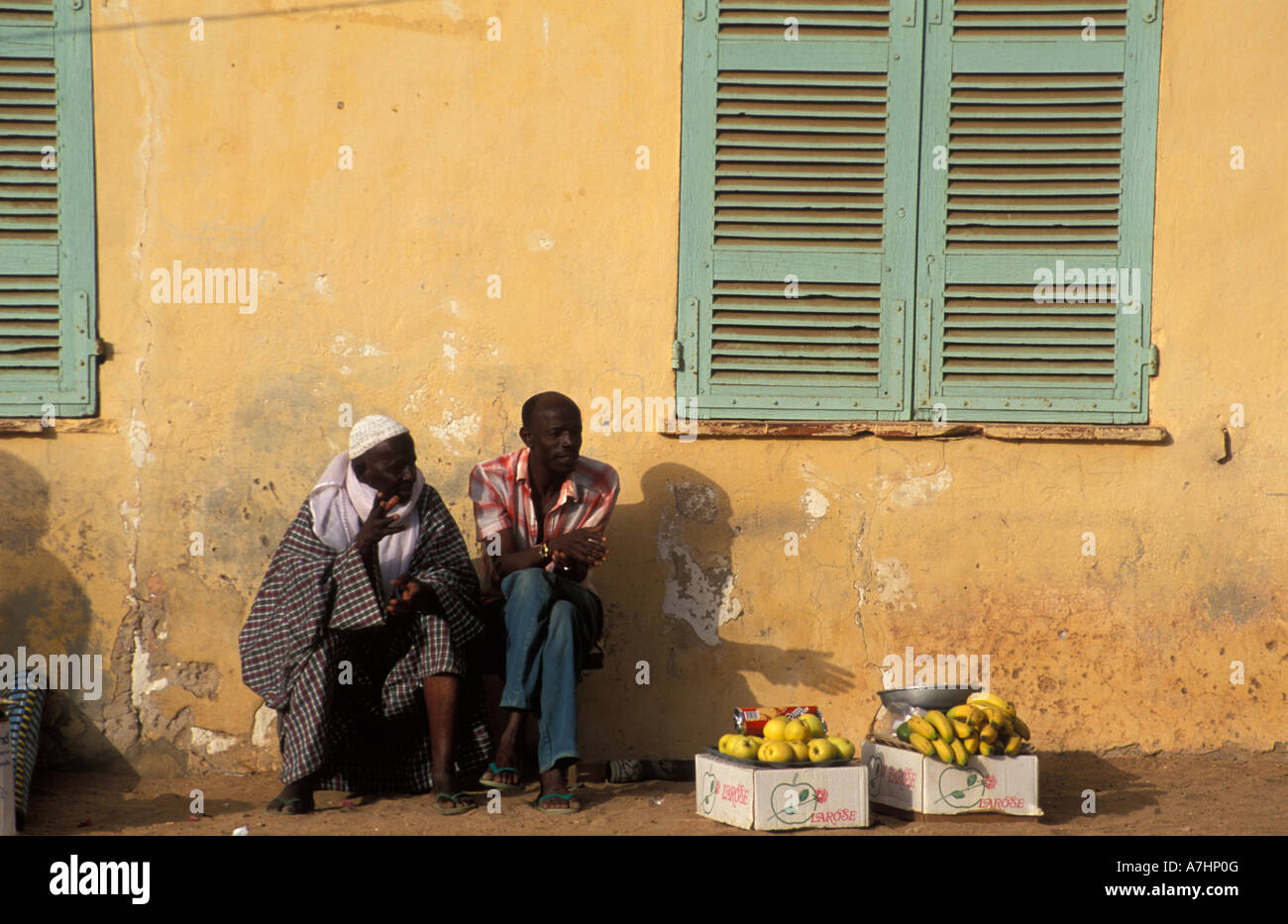 Vendeur de rue, l'île de Gorée au Sénégal Banque D'Images