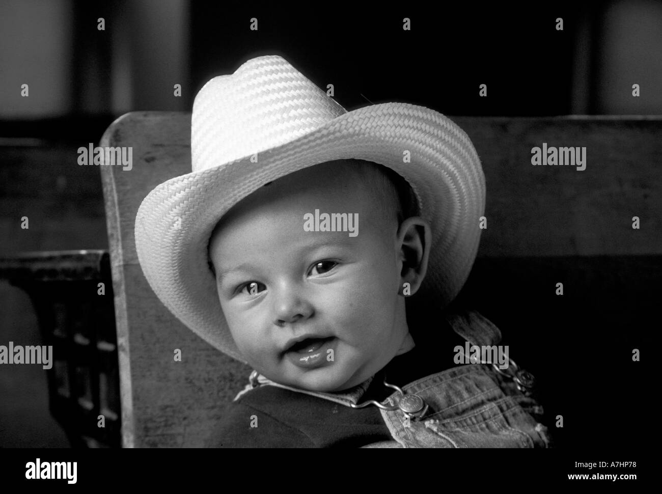 NA, USA, Montana, Bannack Bébé garçon (4 mois) en chapeau de cowboy et les  salopettes de travail sur l'ancienne école siège ; image en noir et blanc  (M Photo Stock - Alamy