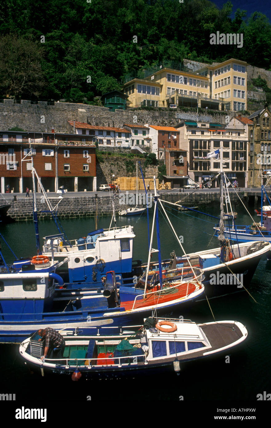 Bateaux de pêche au port dans le pays Basque espagnol dans la ville  capitale de San Sebastian Europe Photo Stock - Alamy