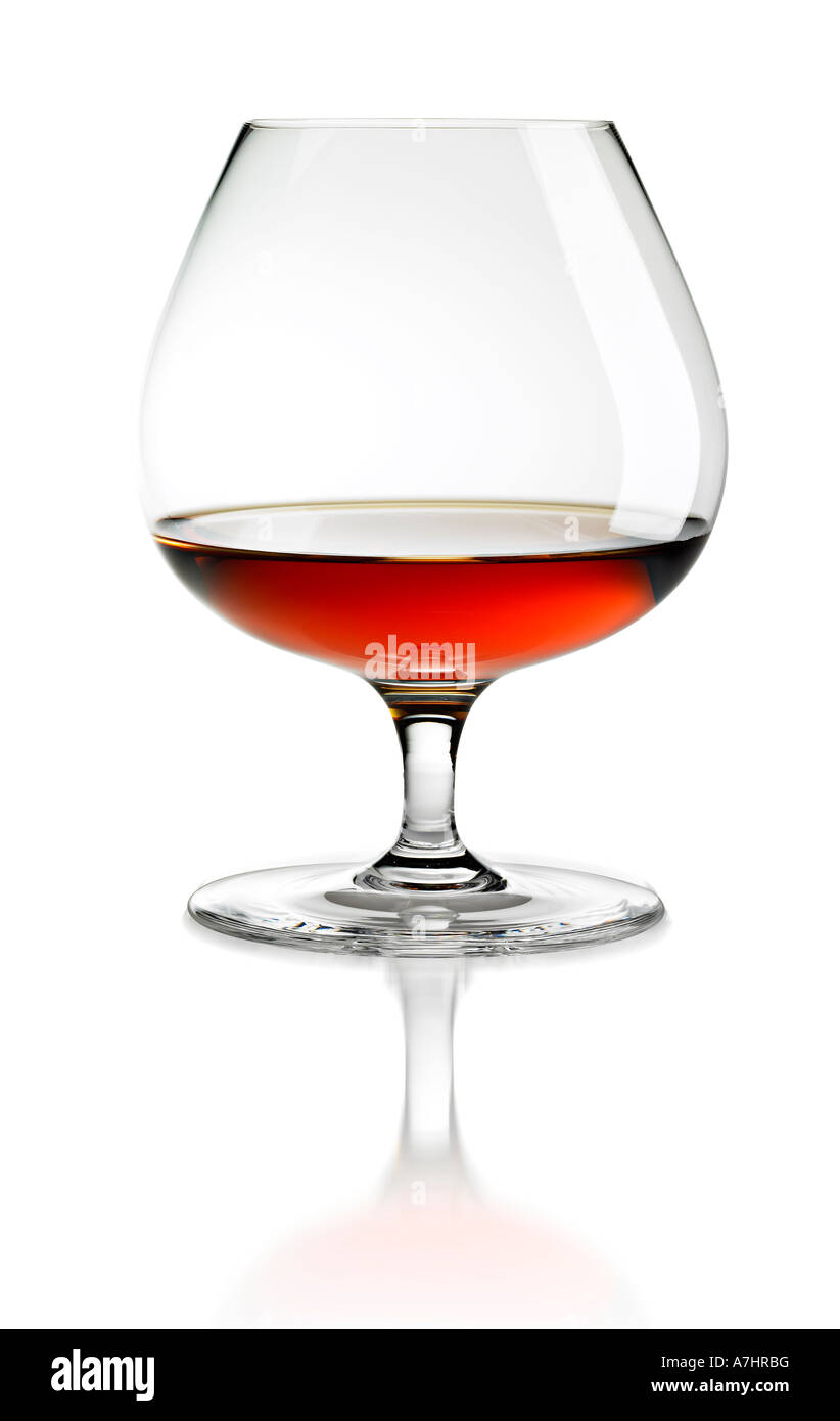 Verre de cognac avec reflet de verre sur fond blanc. Banque D'Images