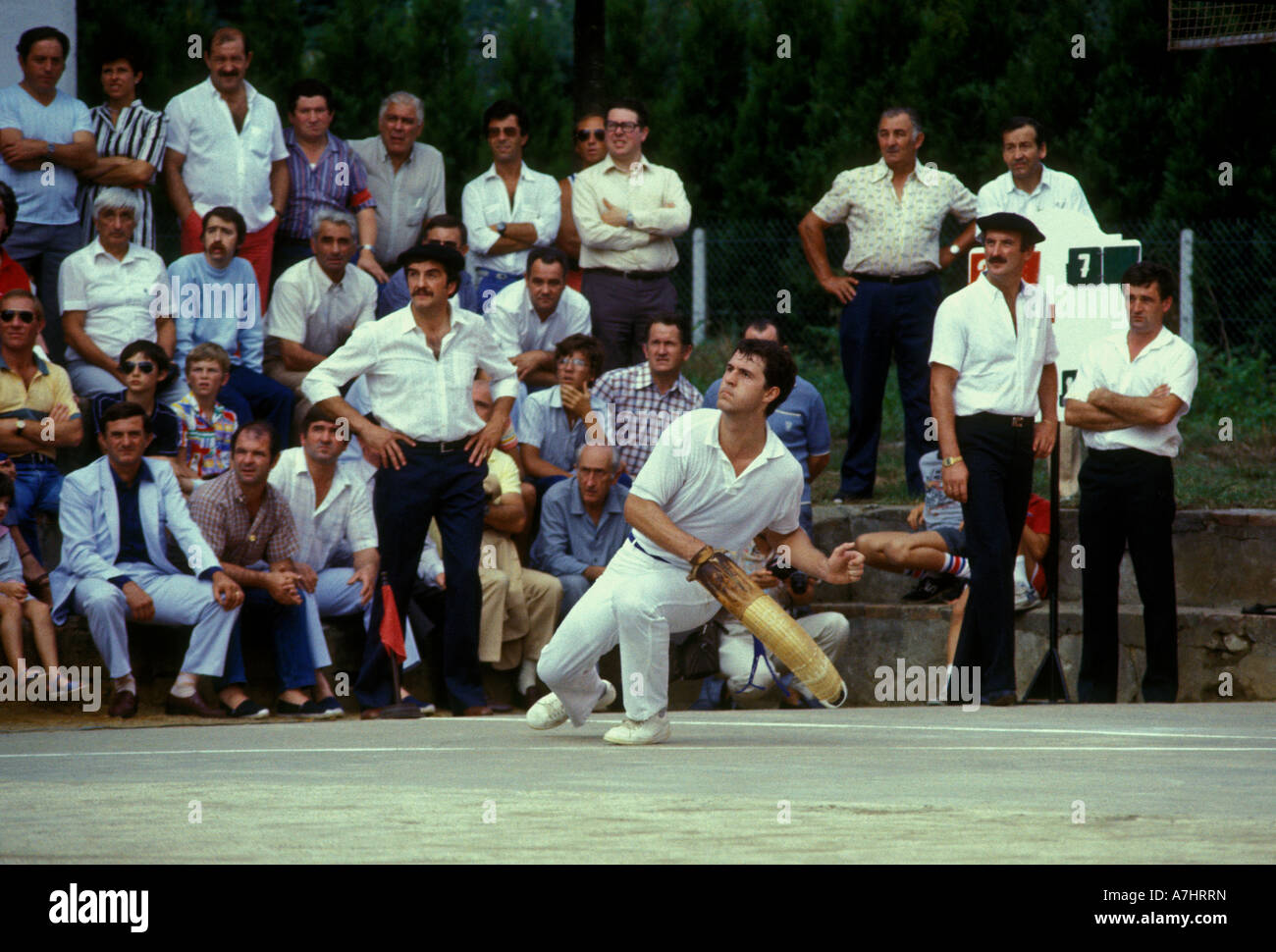 Français Basque personnes adultes personne homme jouant de la pilota le jai alai de pelote basque dans le Pays Basque Français dans la ville d'Ustaritz France Banque D'Images