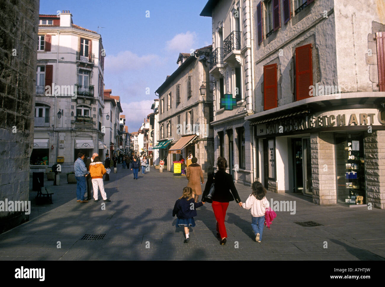 Les Français, les touristes, marcher, flâner, zone piétonne, rue pieton, Rue Gambetta, ville de Saint Jean de Luz, Saint Jean de Luz, France, France Banque D'Images