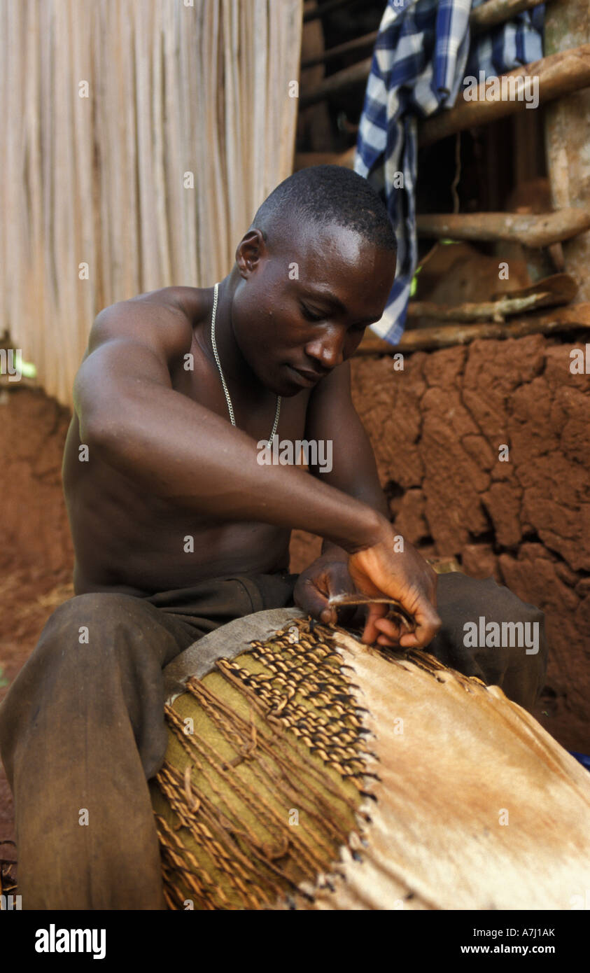 Dans Mpambire tambour bouilloire village l'accueil des décideurs du Tambour Royal l'Ouganda Banque D'Images