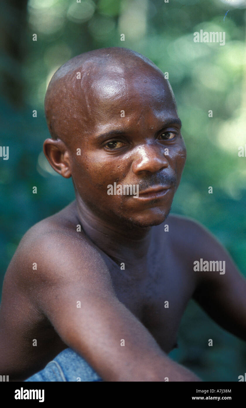 Pygmées batwa sont des chasseurs cueilleurs, Parc National Semliki, Ouganda Banque D'Images