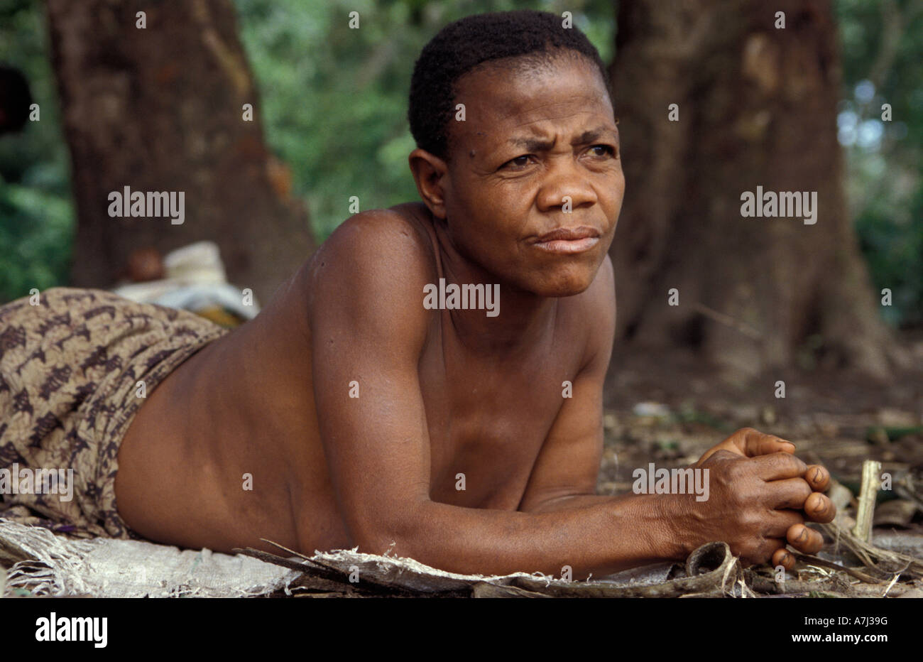 Pygmées batwa sont des chasseurs cueilleurs, Parc National Semliki, Ouganda Banque D'Images