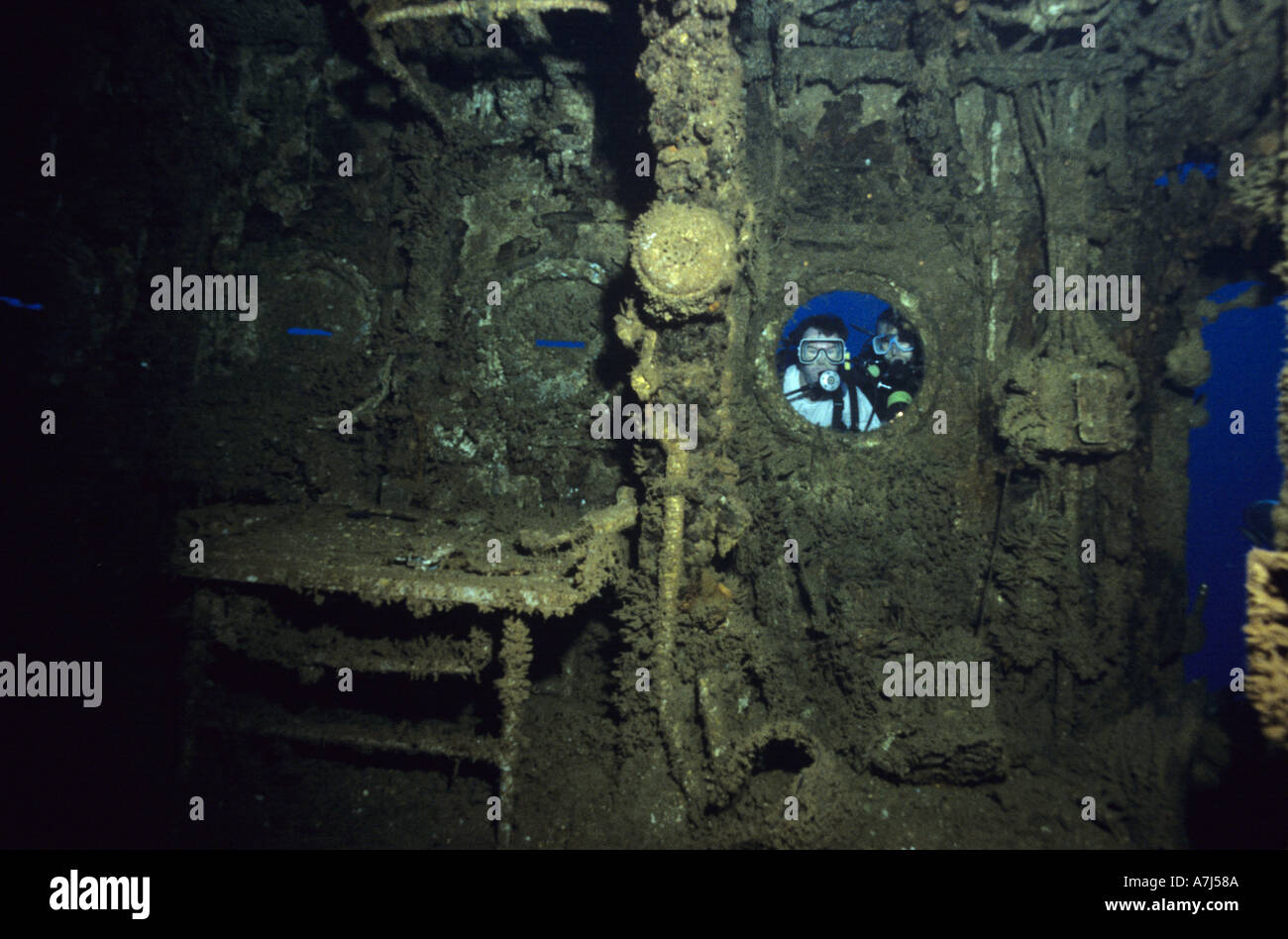 Les plongeurs d'explorer le pont de l'USS Saratoga à atoll de Bikini Banque D'Images