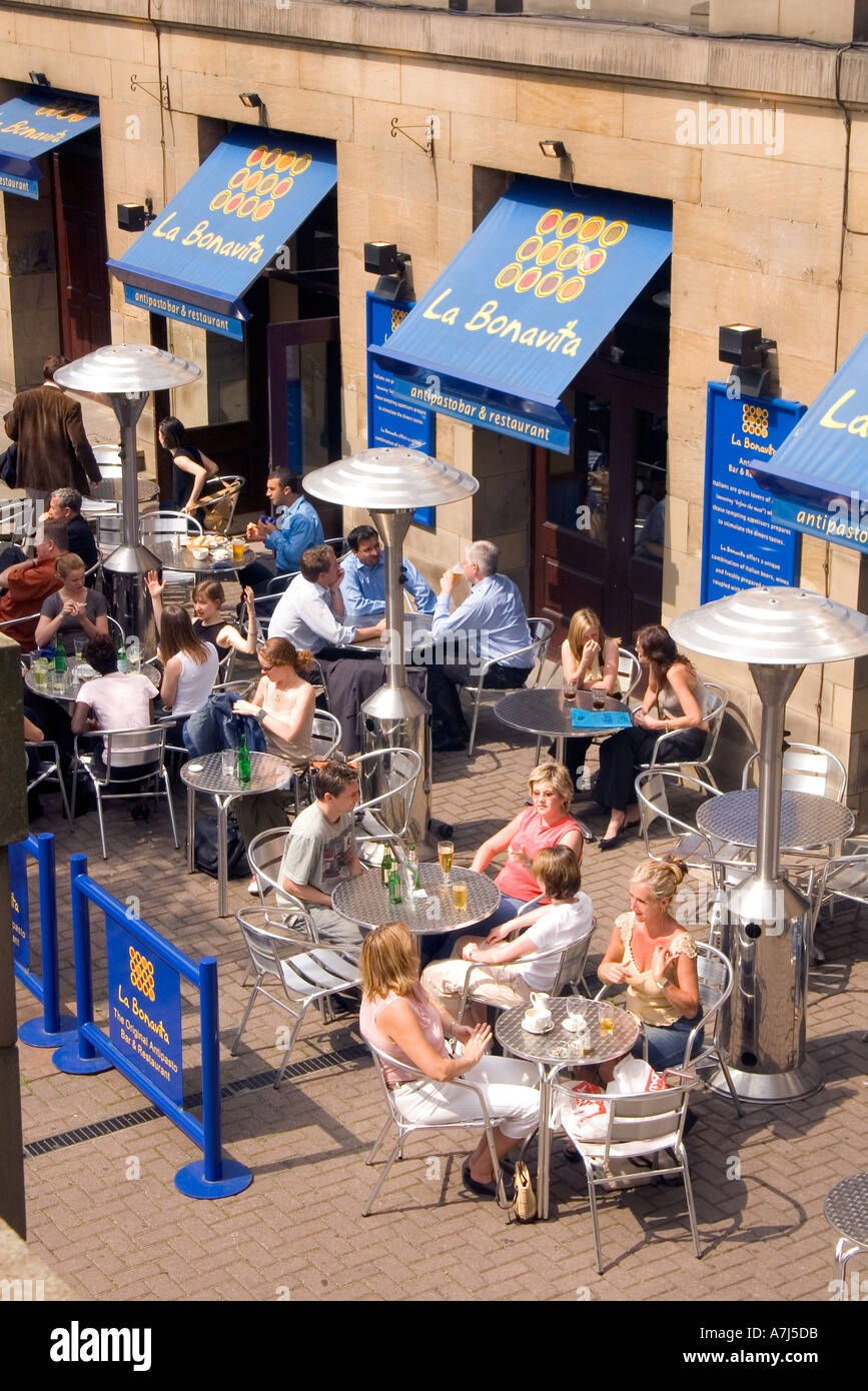 dh la bonavita Street café LEEDS WEST YORKSHIRE People uk Bistro manger dehors dehors dîneurs en plein air en plein air centre ville Banque D'Images