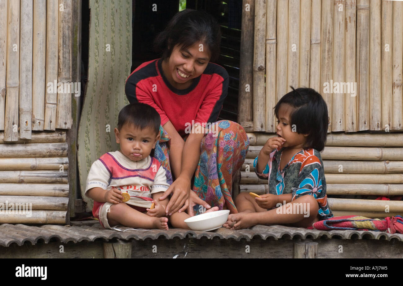 Un Thaï la mère et l'enfant sur leur porche dans le village musulman de Tung Nang Dam situé au nord de la mer d'Andaman en Thaïlande Banque D'Images