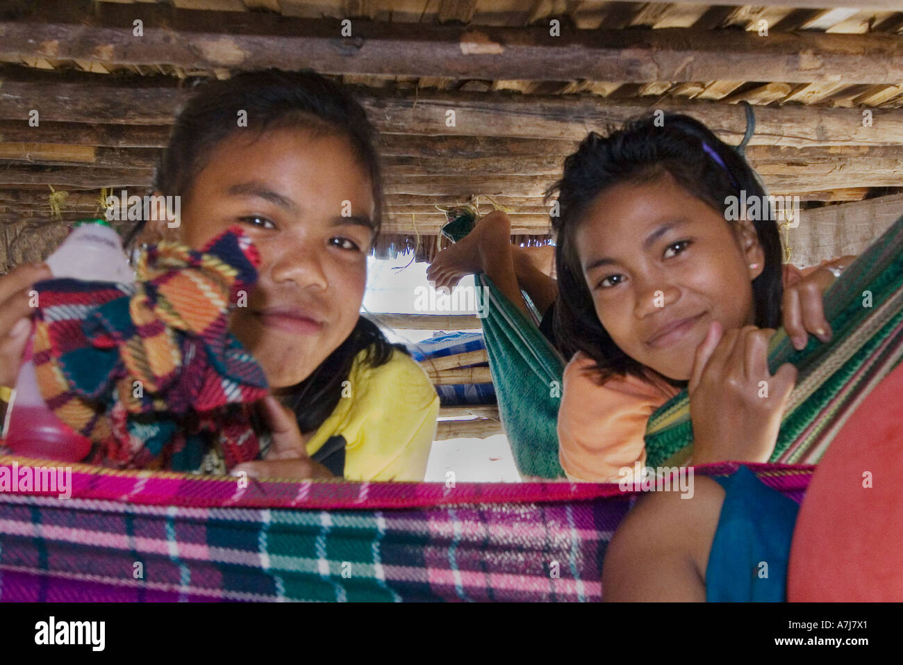 Moken sea gypsy girls balançoires dans un hamac sur Ko Surin île thaïlandaise dans NPANDAMAN Mu Ko Surin THAÏLANDE MER Banque D'Images