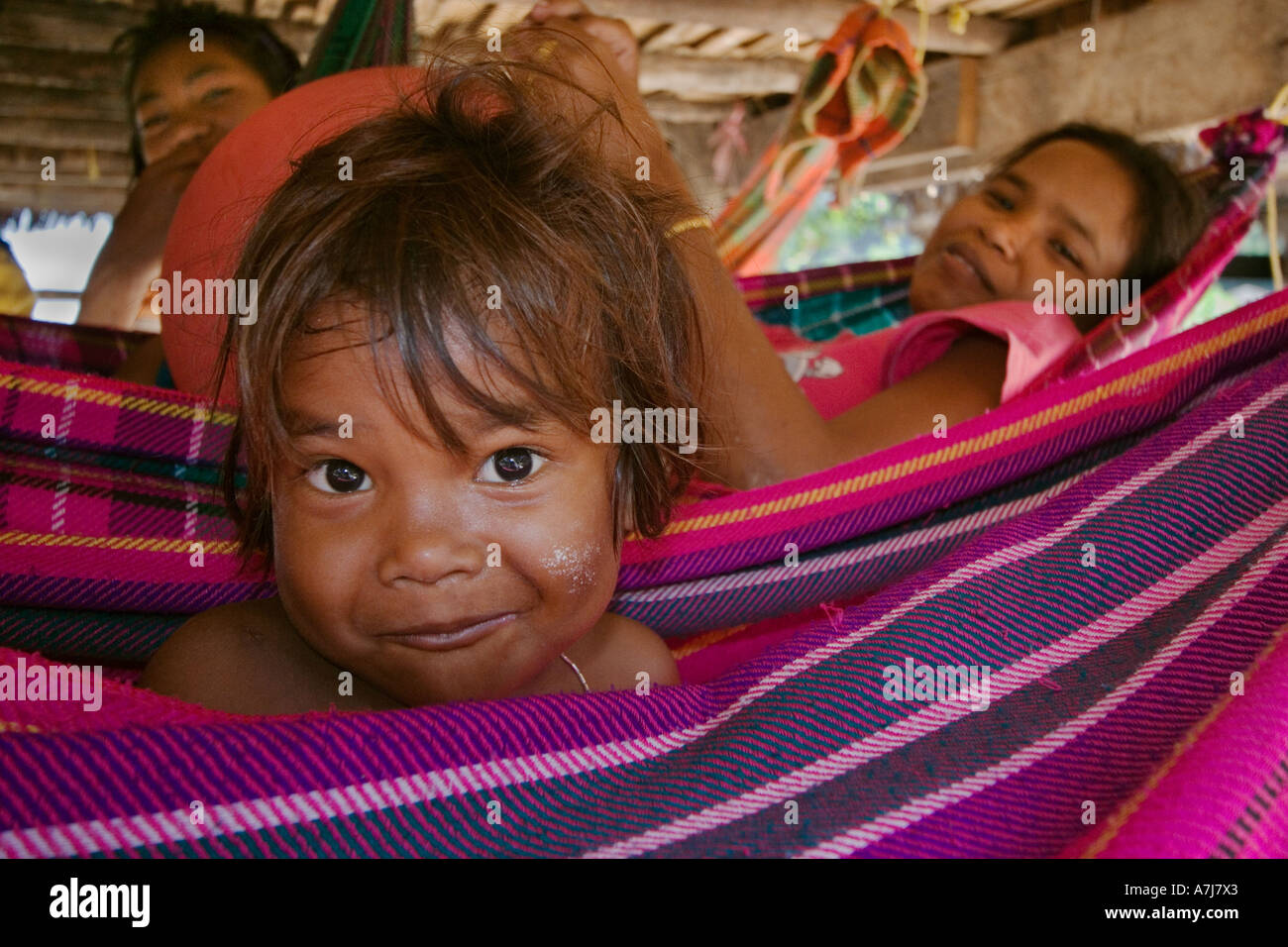 Sea Gypsy Moken balançoires enfant dans un hamac sur Ko Surin île thaïlandaise de Mu Koh Surin NP dans la mer d'Andaman en Thaïlande Banque D'Images
