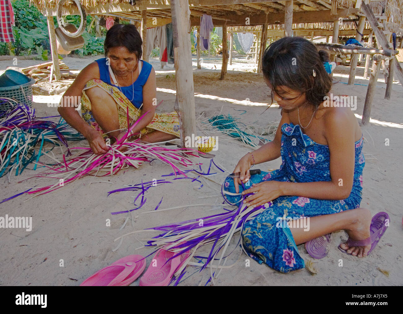 Moken sea gypsy femmes tresser des paniers de plantes sur l'Île de Ko Surin en Thaïlande Mu Ko Surin NP LA MER D'Andaman en Thaïlande Banque D'Images