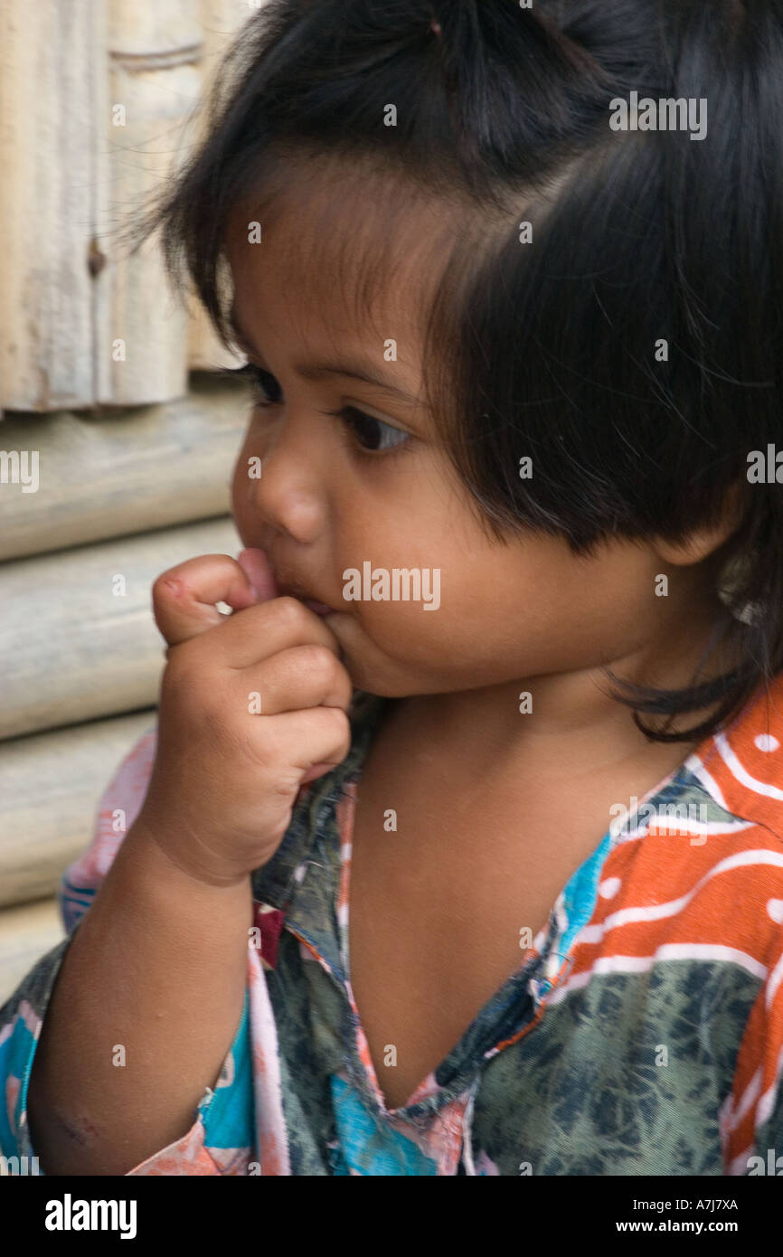 Une fille thaïe dans le village musulman de Tung Nang Dam situé au nord de la mer d'Andaman en Thaïlande Banque D'Images