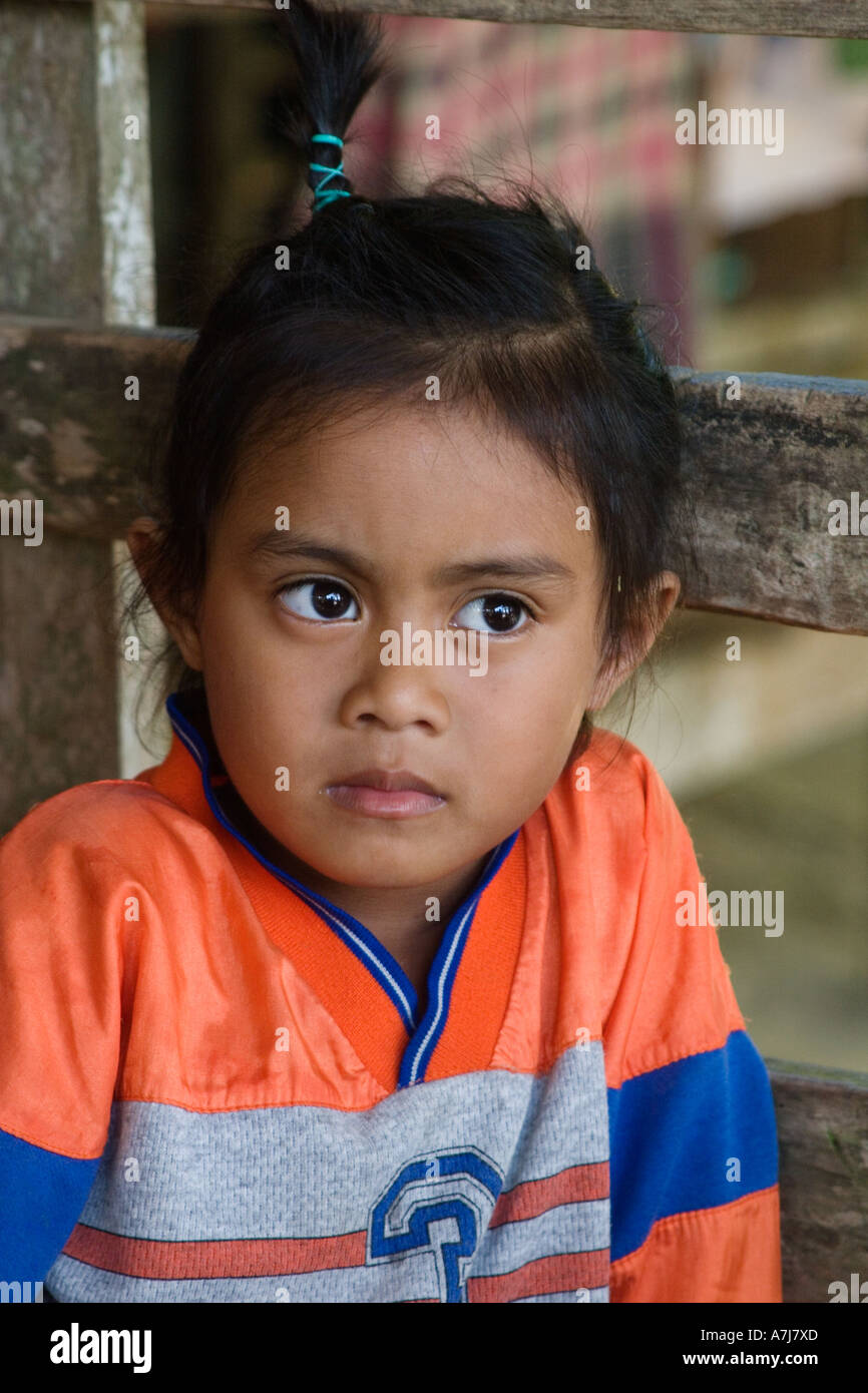 Jeune fille thaïe dans le village de Laem Naew un village de pêcheurs sur la mer d'Andaman en Thaïlande du Nord Banque D'Images