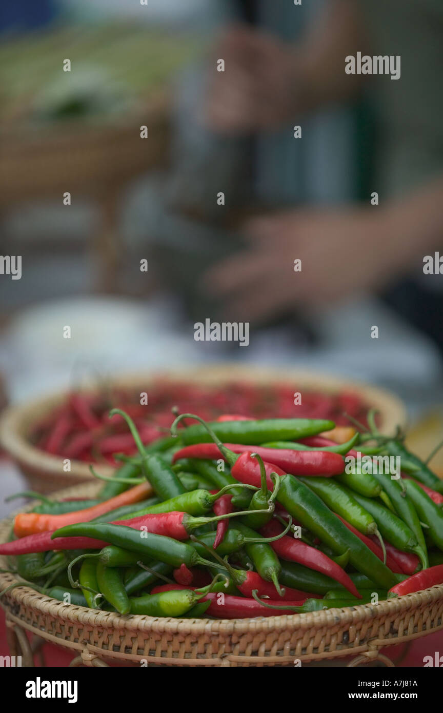 Piments rouges et verts dans un panier au West Dean Chili Fiesta Banque D'Images