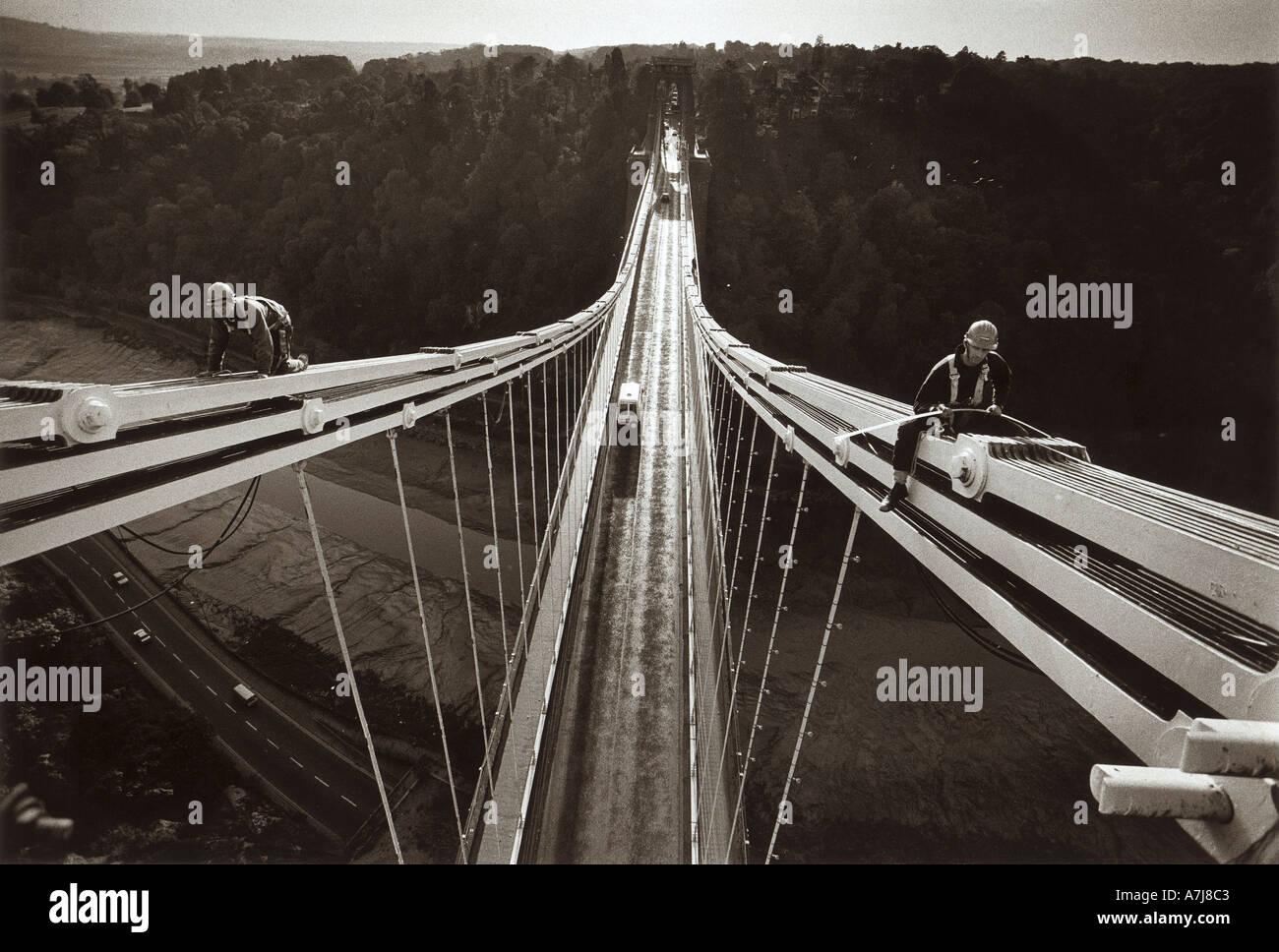 Débardeurs à haute tension des travaux sur les chaînes de Clifton Suspension Bridge, Bristol, le remplacement de l'éclairage avec des ampoules basse tension Banque D'Images