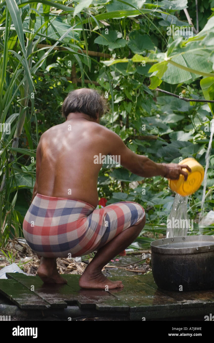 Un homme Moken sea gypsy sur Ko Surin île thaïlandaise dans le Parc National de Mu Koh Surin LA MER D'Andaman en Thaïlande Banque D'Images