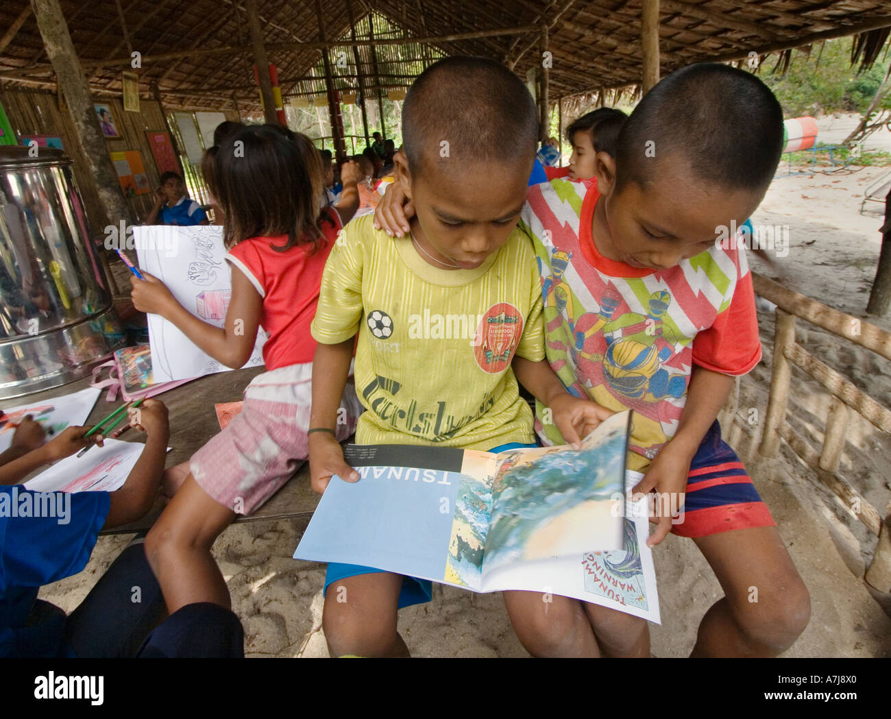 Enfants Moken gitans de la mer en savoir plus sur les tsunamis sur Ko Surin île thaïlandaise dans le Parc National de Mu Koh Surin LA MER D'Andaman en Thaïlande Banque D'Images