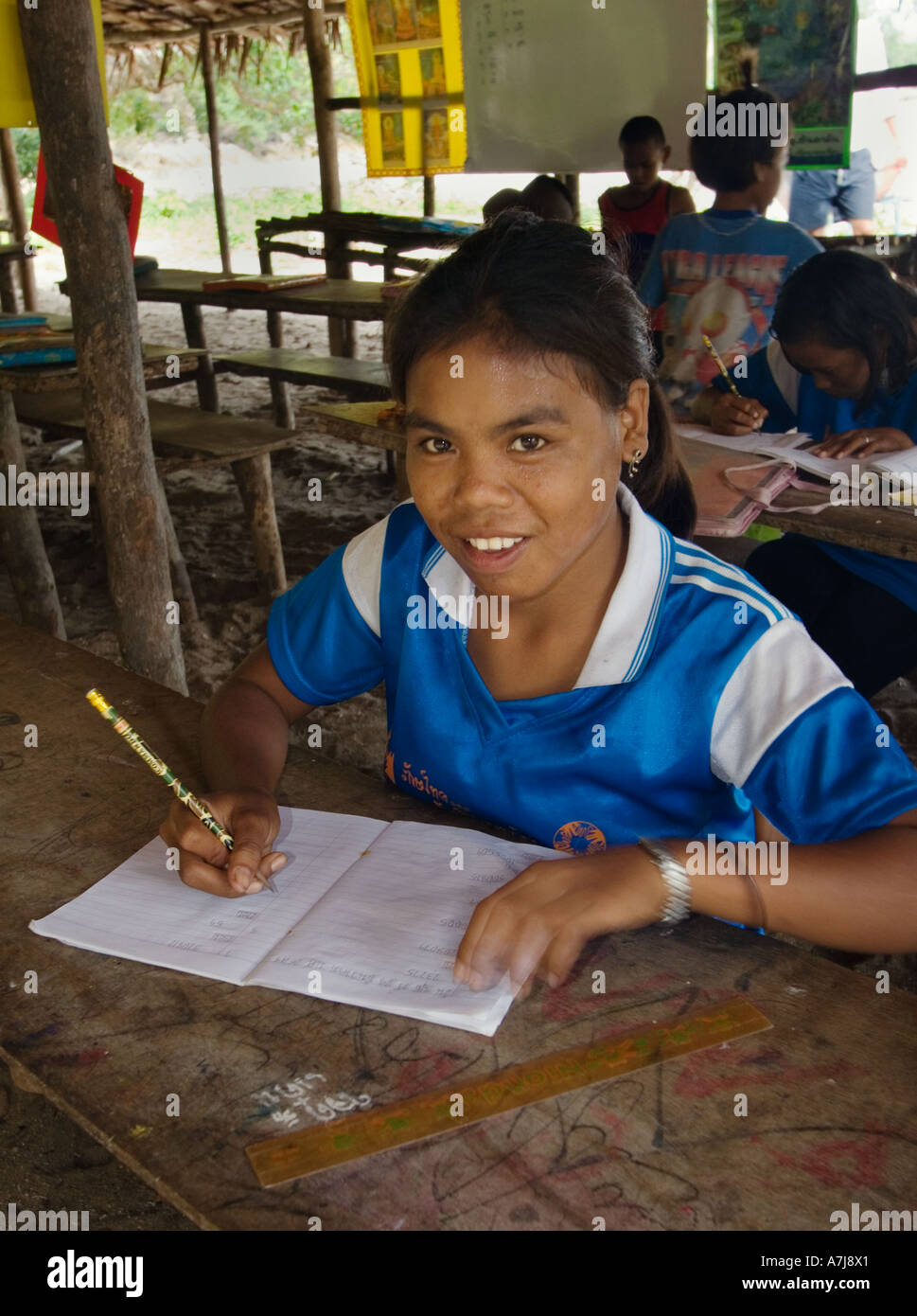 Fille Moken sea gypsy à l'école dans son village sur Ko Surin île thaïlandaise dans le Parc National de Mu Koh Surin LA MER D'Andaman en Thaïlande Banque D'Images