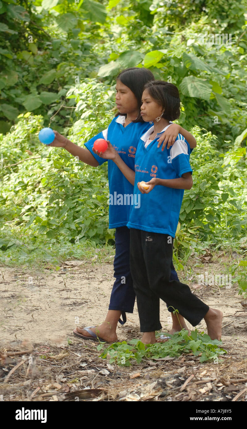 Enfants Moken sea gypsy jouer à leur école reconstruite sur Ko Surin île thaïlandaise dans le Parc National de Mu Koh Surin LA MER D'Andaman en Thaïlande Banque D'Images