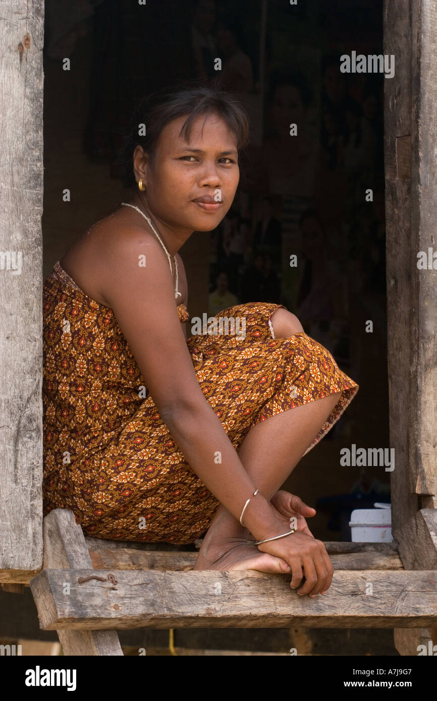 Les jeunes femmes dans sea gypsy Moken porte sur Ko Surin île thaïlandaise dans le Parc National de Mu Koh Surin au nord la mer d'Andaman en Thaïlande Banque D'Images