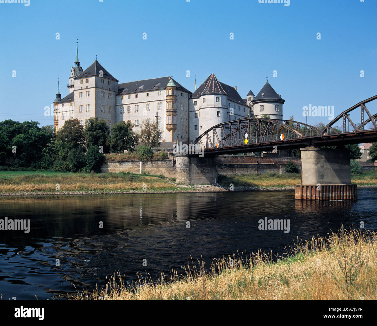 Renaissanceschloss Hartenfels und die historische Elbebruecke à Torgau en Saxe, die im Zusammenhang mit der zweiten Weltkrieges Beendigung des wel Banque D'Images