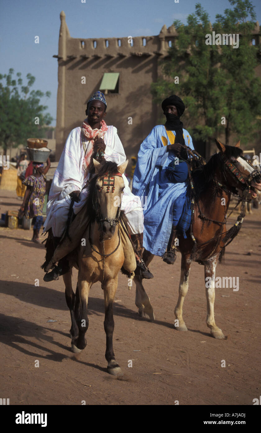 Chaque lundi les Peul villageois viennent à Djenné Djenné marché en face de la mosquée, Djenné, Mali Banque D'Images