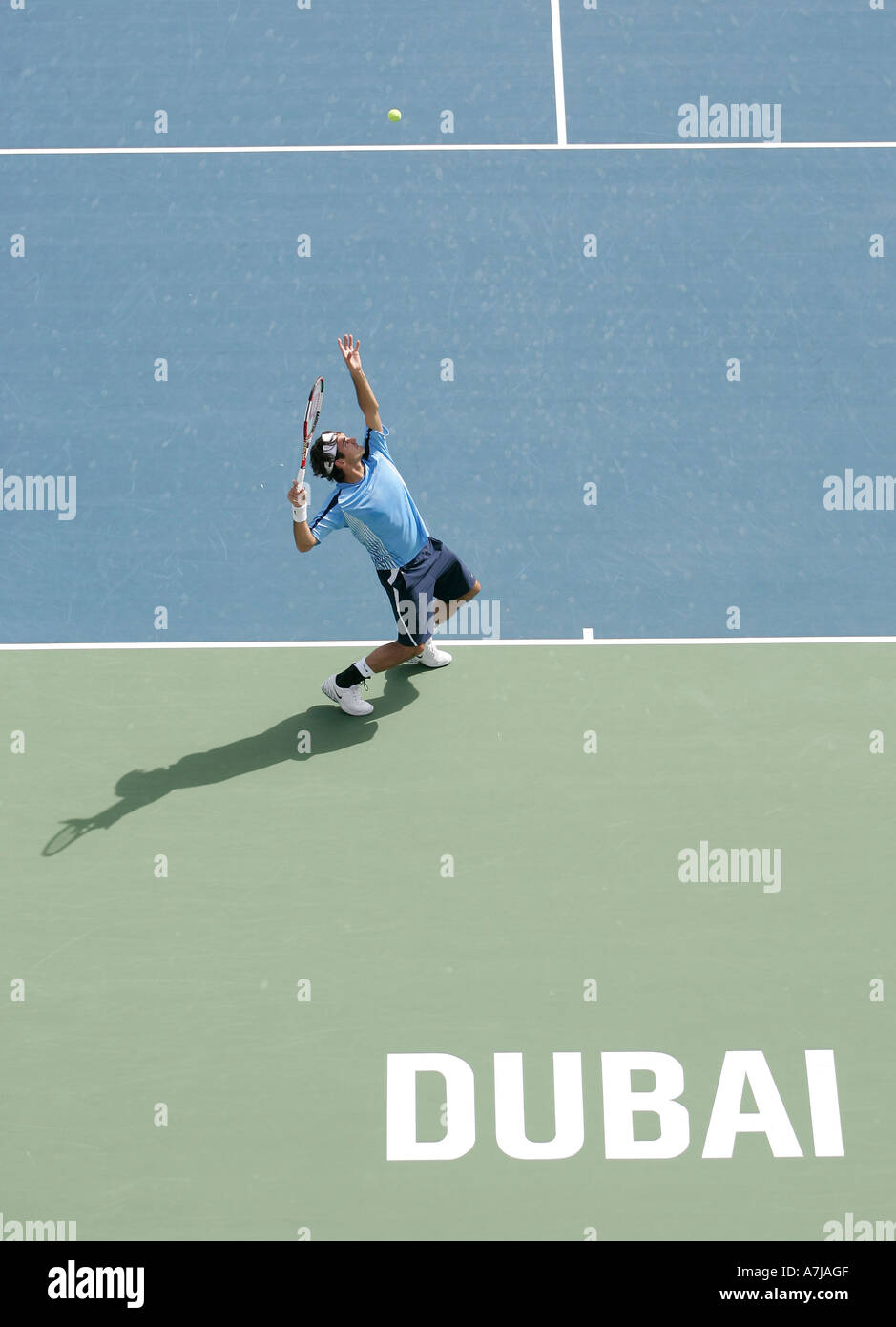 Roger Federer tennis pro en action à la Dubai Duty Free Men's Open. Banque D'Images