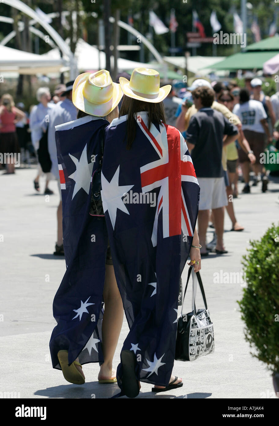 Deux jeunes amateurs de tennis habillé avec le drapeau australien à marcher le long du parc de Melbourne. Banque D'Images