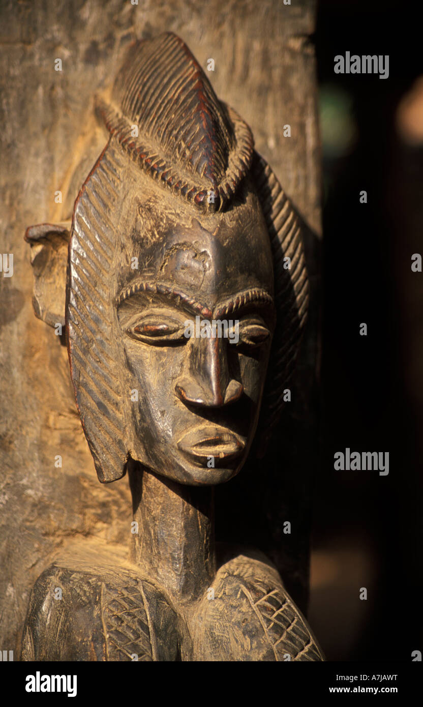 Sculpture Dogon sur l'un des 8 postes de la togu na, lieu de rencontre pour les aînés, Ende village, pays dogon, Mali Banque D'Images