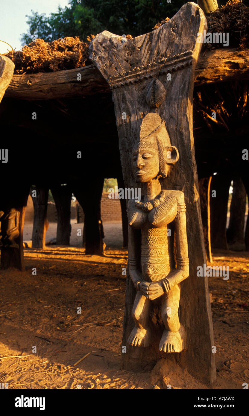 Sculpture Dogon sur l'un des 8 postes de la togu na, lieu de rencontre pour les aînés, Ende village, pays dogon, Mali Banque D'Images