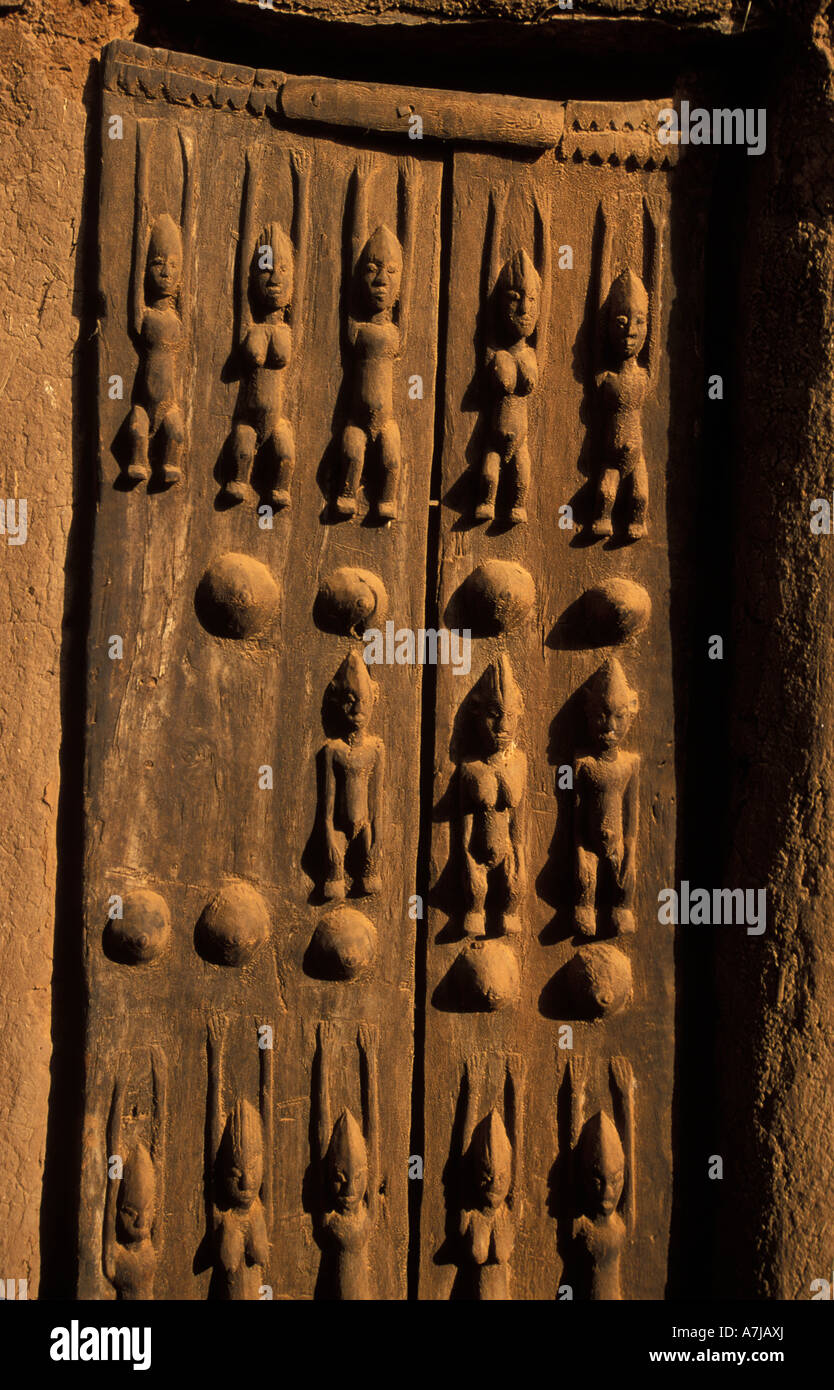 Porte Dogon sculptées traditionnellement, Ende village, pays dogon, Mali Banque D'Images