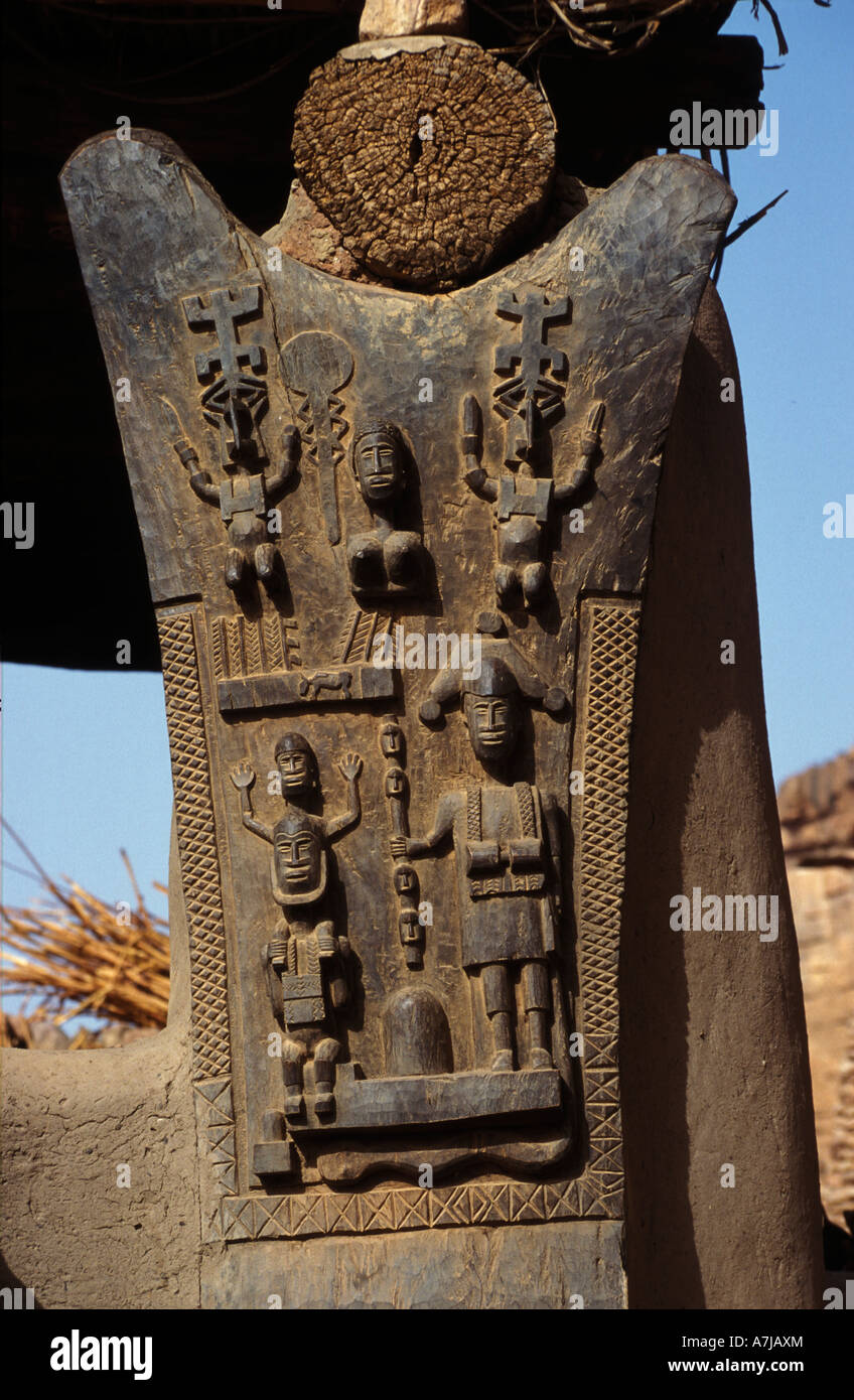 Sculpture Dogon sur l'un des 8 postes de la togu na ou casa palava, lieu de rencontre pour les aînés, Ireli village, pays dogon, Mali Banque D'Images