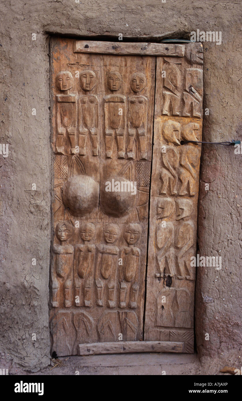 Porte dogon sculptées traditionnellement, Ireli village ci-dessous de Bandiagara, pays dogon, Mali Banque D'Images
