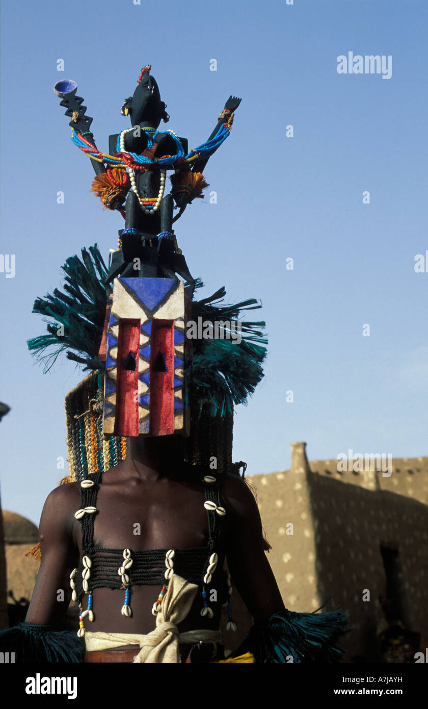 Danseur masqué à la Dama festival, Ireli village en dessous de la falaise de Bandiagara, pays dogon, Mali Banque D'Images