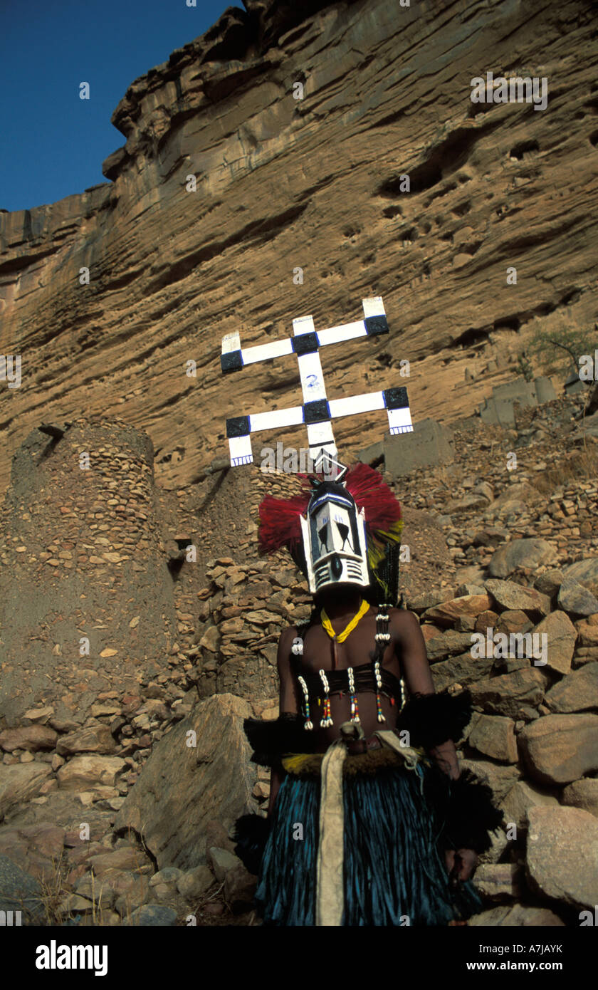 Danseur masqué à la Dama festival, Ireli village en dessous de la falaise de Bandiagara, pays dogon, Mali Banque D'Images