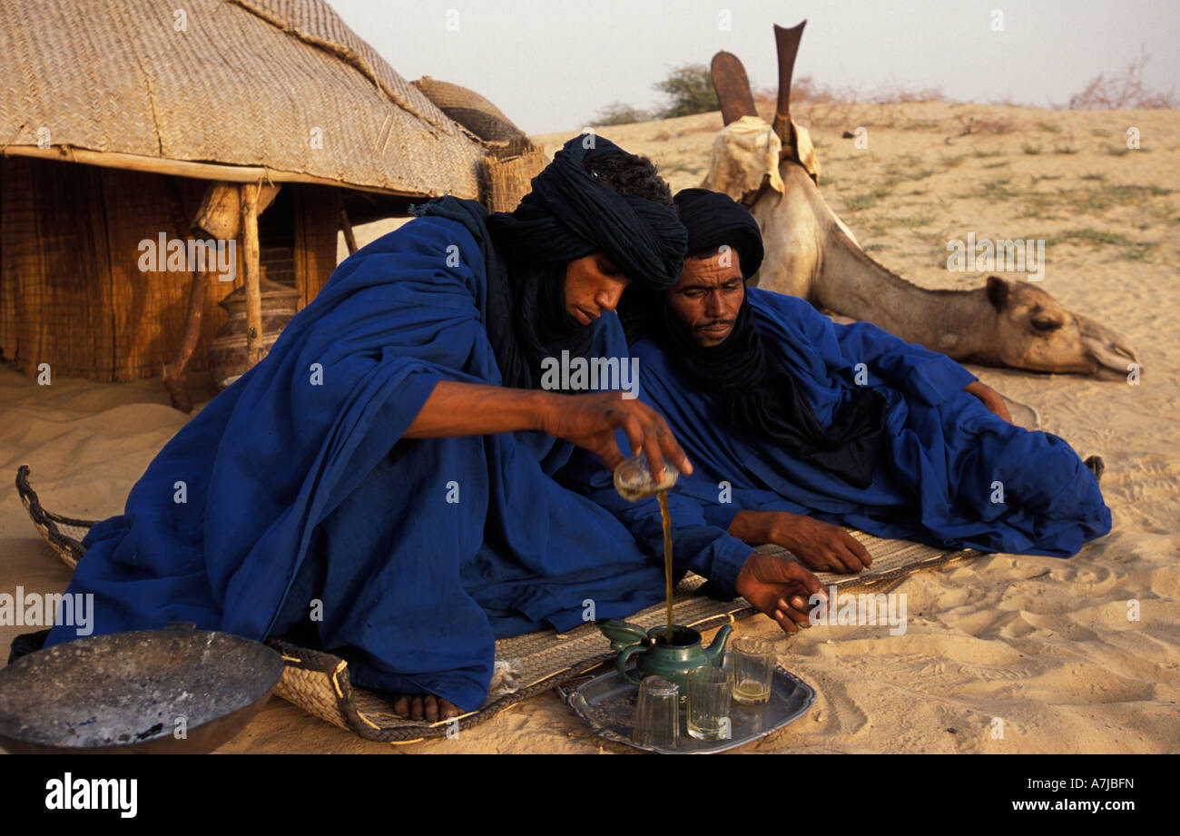 Boire du thé Touareg dans une ferme dans le désert du Sahara, Tombouctou, Mali Banque D'Images