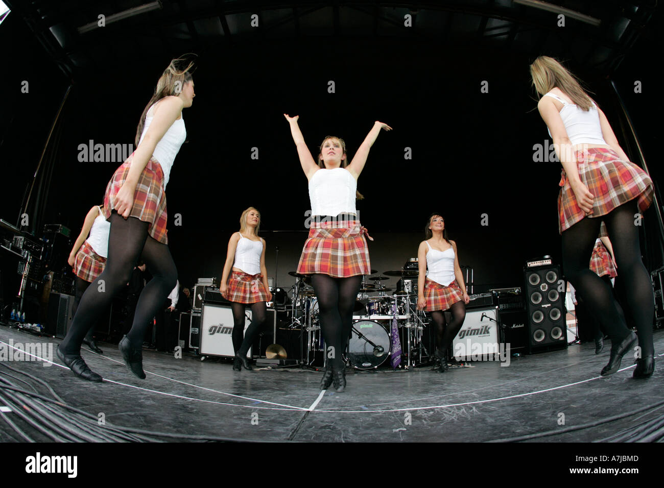Photo de Fisheye Highland Scots d'Ulster danseuses sur scène pendant les concerts pour St Patricks Day Belfast Irlande du Nord Banque D'Images